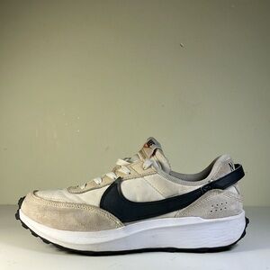 Size 9 - Nike waffle lifestyle sneaker